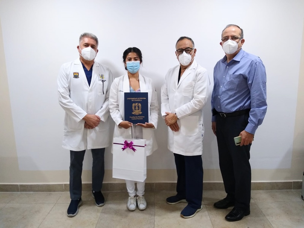 Ayer se reconoció a la mejor estudiante de la Facultad de Medicina de la Universidad Autónoma de Coahuila, Unidad Torreón. (ANGÉLICA SANDOVAL)