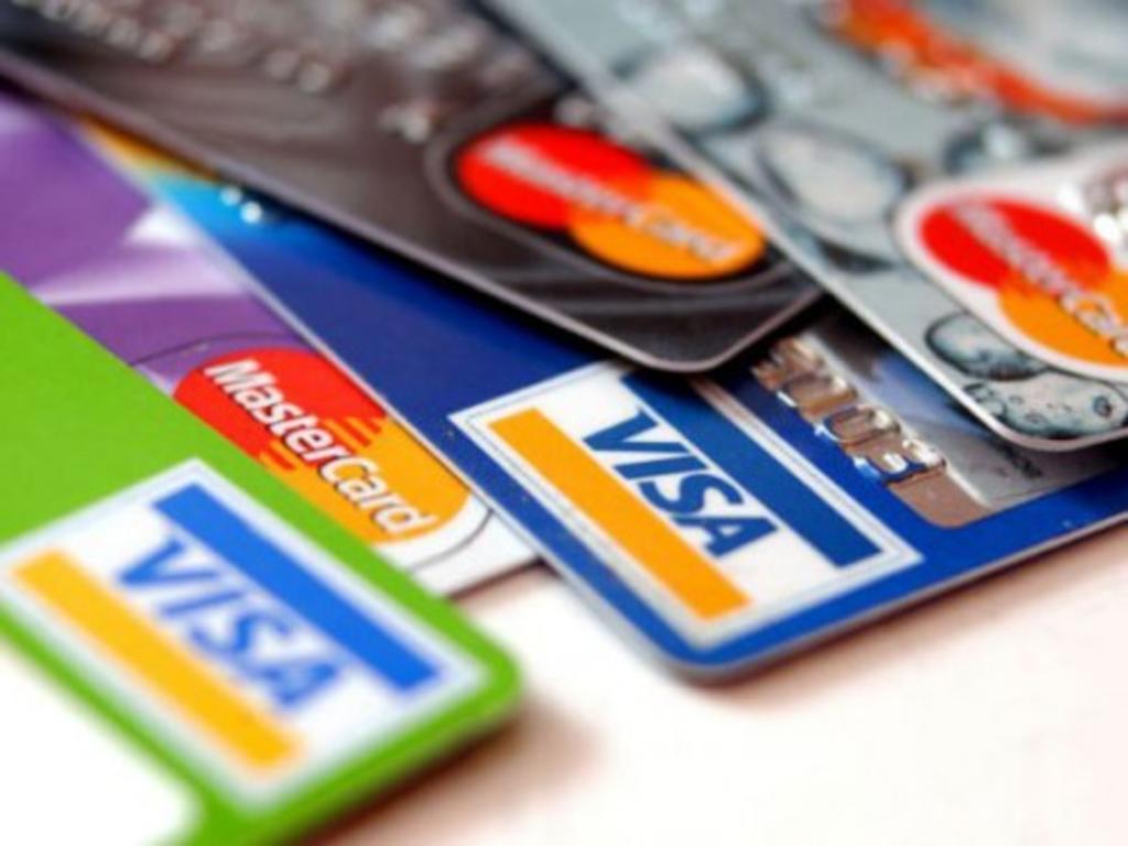Antes de contratar una tarjeta de crédito es importante que compares entre las diversas opciones que hay en el mercado. (ARCHIVO) 