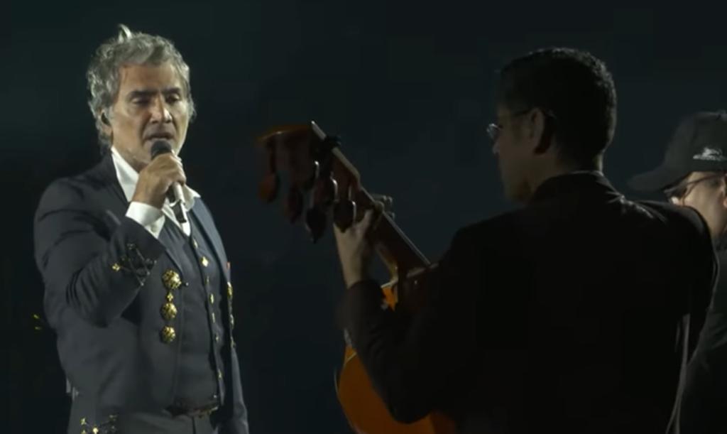 Alejandro Fernández dedicó su primer concierto presencial a su padre y volvió a portar el traje de charro en su regreso a los escenarios donde también cantó para miles de seguidores que siguieron la transmisión a través de YouTube.  (ESPECIAL) 