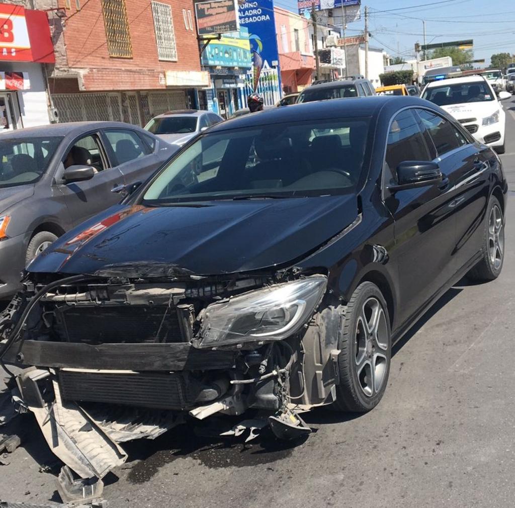 La unidad fue impactada en uno de sus costados por un vehículo Mercedes Benz, color negro, modelo 2013, el cual era tripulado por Adriana de 41 años de edad, quien manifestó que circulaba con la luz verde en el semáforo.
(EL SIGLO DE TORREÓN)