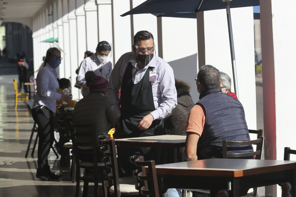 El ingreso de trabajadores como los meseros depende de las propinas, por lo que sus ingresos se han reducido considerablemente. (EL SIGLO DE TORREÓN) 