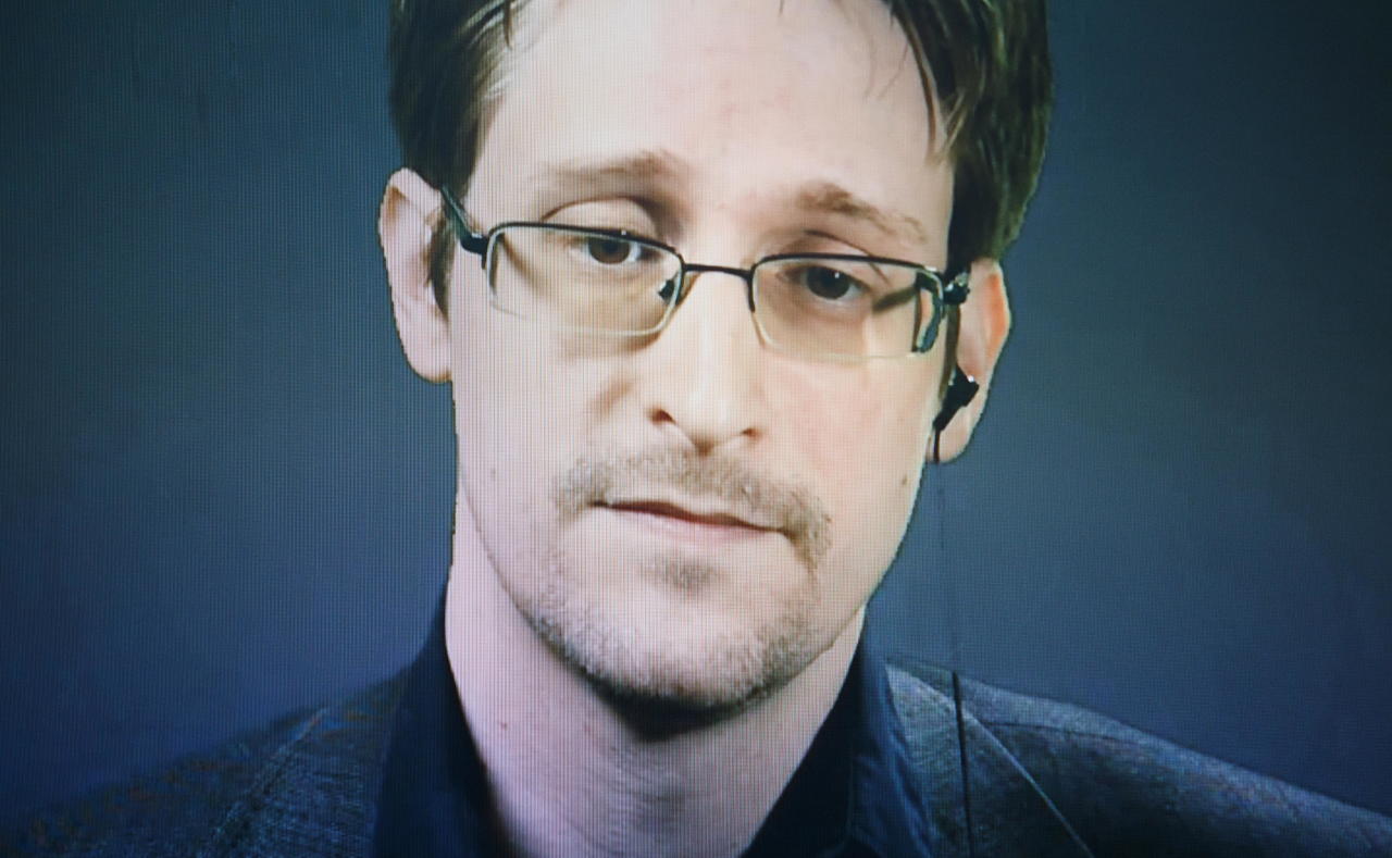 El exanalista de la Agencia Central de Inteligencia (CIA) y la Agencia Nacional de Seguridad (NSA) de Estados Unidos Edward Snowden, advirtió este jueves del mal precedente que puede sentar la nueva herramienta que desarrolla Apple para rastrear contenidos ilegales en los teléfonos móviles. (ARCHIVO) 
