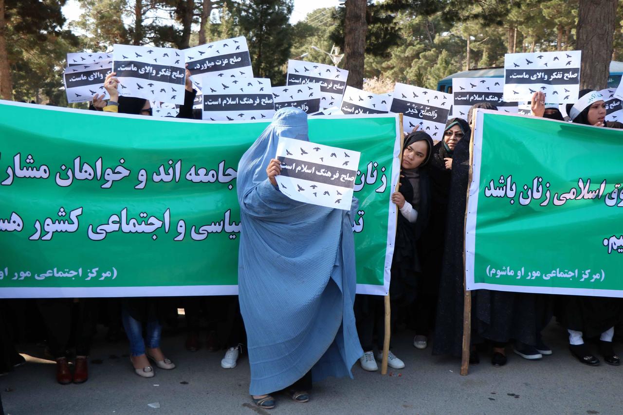 En una manifestación inédita desde que los talibanes tomaron el poder el pasado 15 de agosto, decenas de mujeres protestaron este jueves en el oeste del país para pedir a los islamistas que les devuelvan sus derechos y les tengan en cuenta a la hora de participar en el futuro Gobierno de Afganistán. (ARCHIVO) 