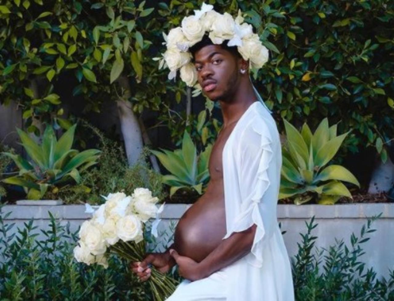 Este jueves el cantante y rapero estadounidense, Lil Nas X, generó polémica en redes sociales tras compartir la portada de su nuevo álbum, en la cual aparece 'embarazado'.