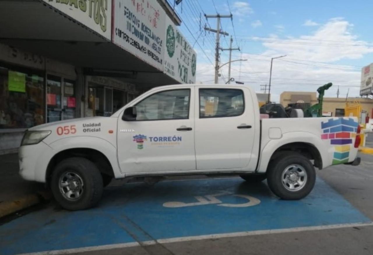Fue a través de la cuenta de Facebook 'Ruedas del Desierto' donde se hizo la denuncia ciudadana sobre una camioneta del ayuntamiento de Torreón estacionada sobre un cajón para personas discapacitadas.
