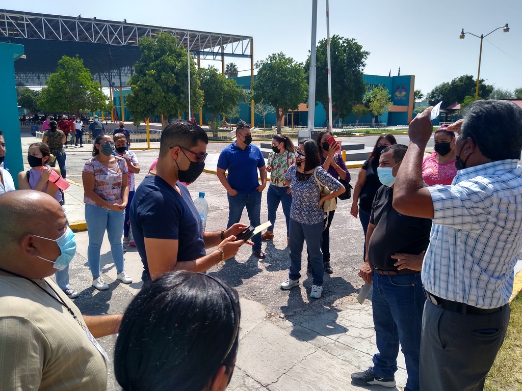 El calendario de pago que había establecido la Sección 35 del SNTE no se cumplió, por lo que maestros y maestras de la región Lagunera protestaron para exigir que se les entregara el recurso. (ANGÉLICA SANDOVAL)