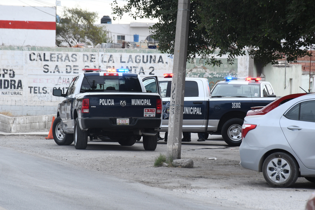 Patrulleros de la Dirección de Seguridad Pública Municipal, detuvieron a los 2 sujetos. (EL SIGLO DE TORREÓN)