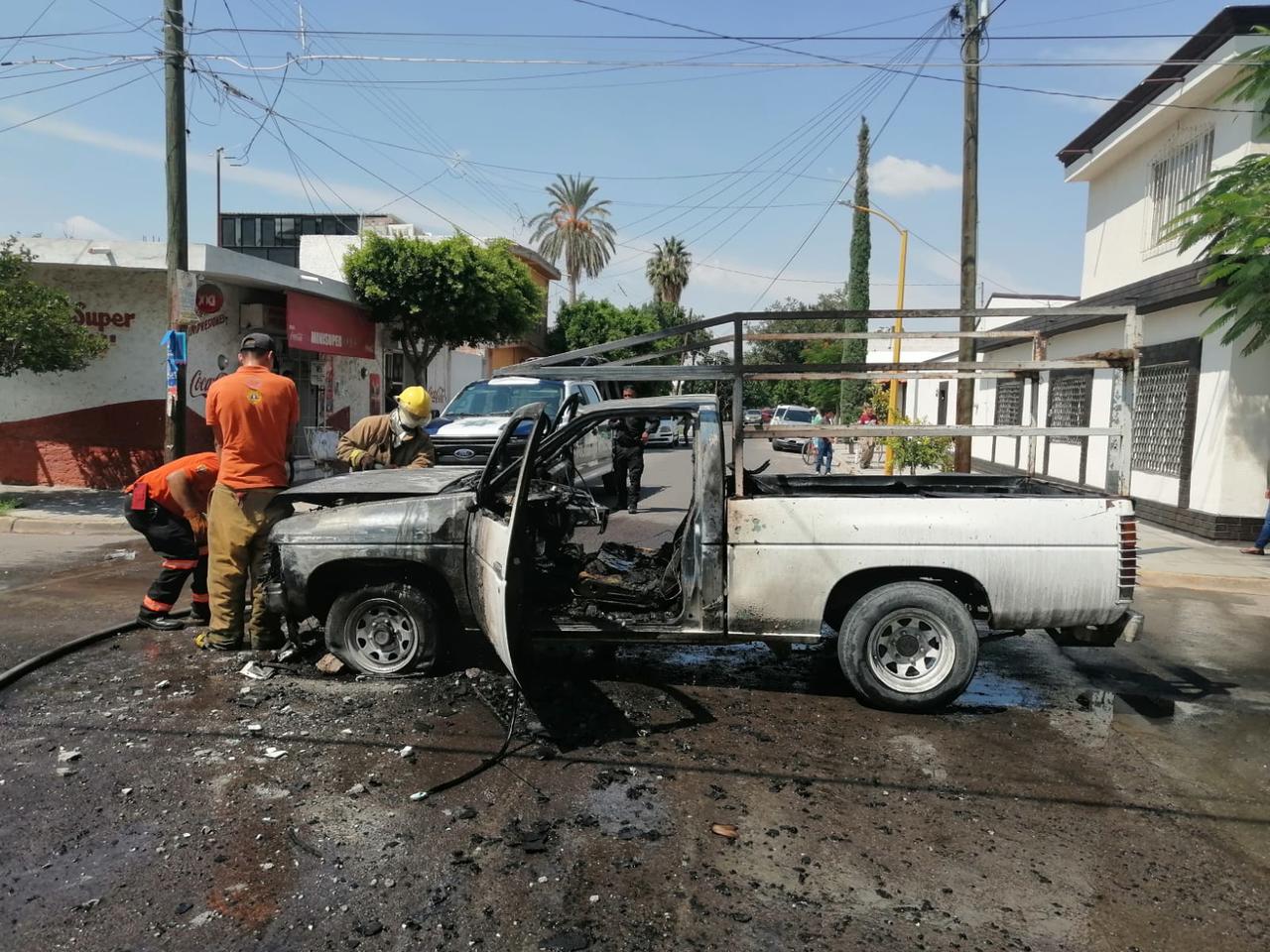 El propietario de la camioneta, Ricardo, de 52 años, dijo desconocer las causas del incendio que la dejó inservible. (EL SIGLO DE TORREÓN)