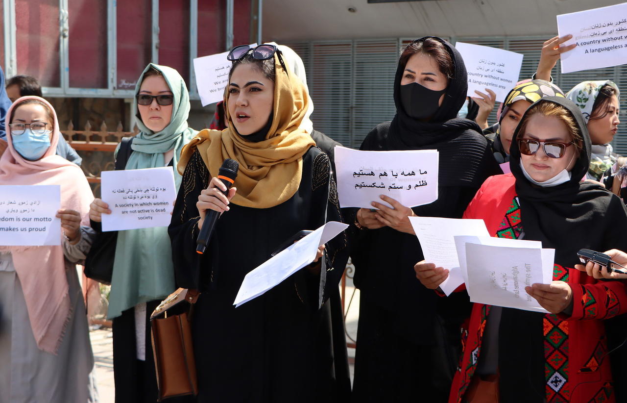 Mujeres afganas protestaron este viernes por segundo día consecutivo para reclamar a los talibanes sus derechos y la participación en un futuro Gobierno de Afganistán, después de que hasta ahora apenas hayan contado para el régimen islamista. (ARCHIVO) 