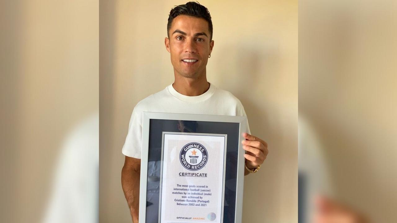 El delantero Cristiano Ronaldo el miércoles llegó a 111 goles con la selección de Portugal, convirtiéndose en el máximo goleador a nivel de selecciones y por ello fue reconocido por los Guiness World Récords. (ESPECIAL)