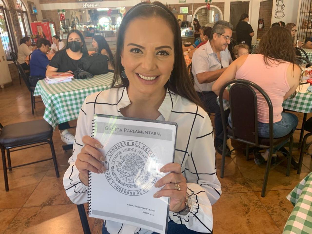 
La legisladora indicó que también será secretaria de la Comisión de Asuntos Agrícolas y Ganaderos, así como secretaria de la Comisión de Asuntos Metropolitanos. (EL SIGLO DE TORREÓN)