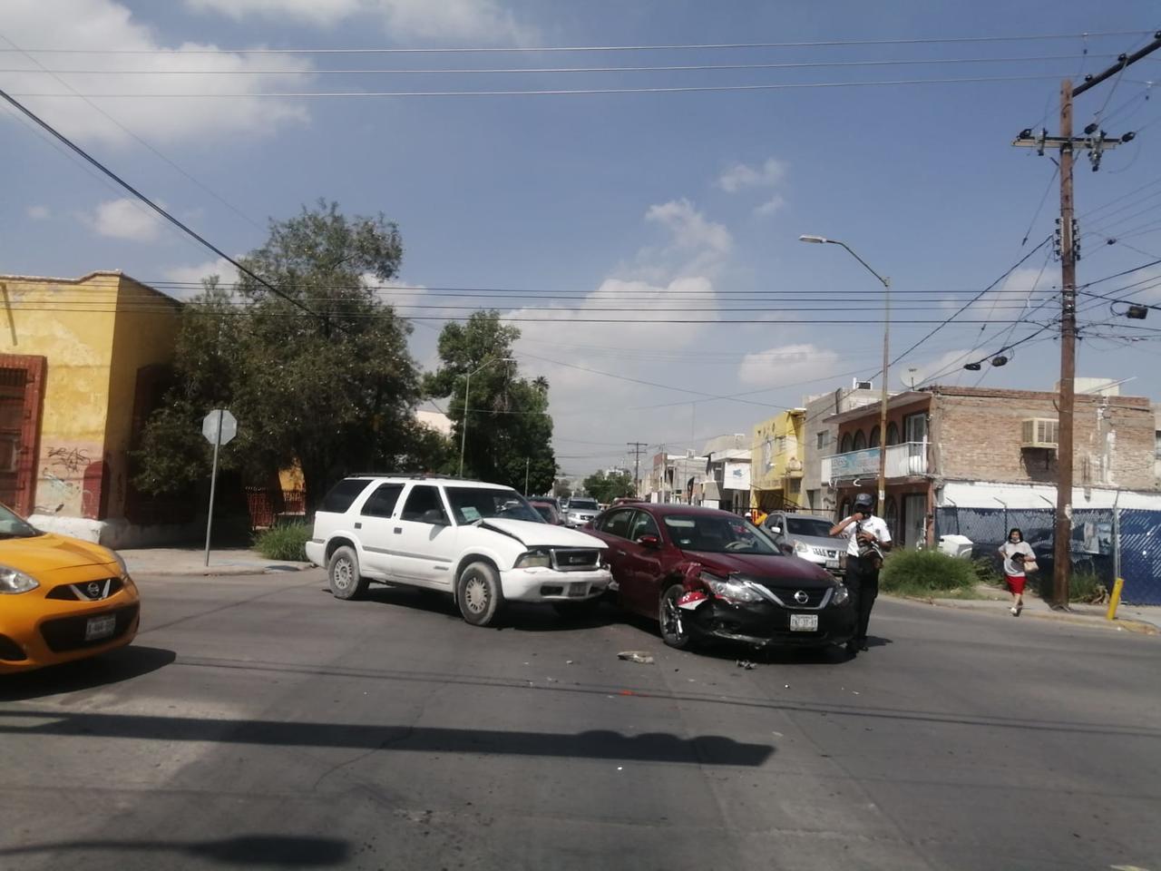 Los hechos ocurrieron cerca de las 11:30 de la mañana en el cruce de la avenida Juárez y el par vial de la calle Francisco I. Madero.
(EL SIGLO DE TORREÓN)