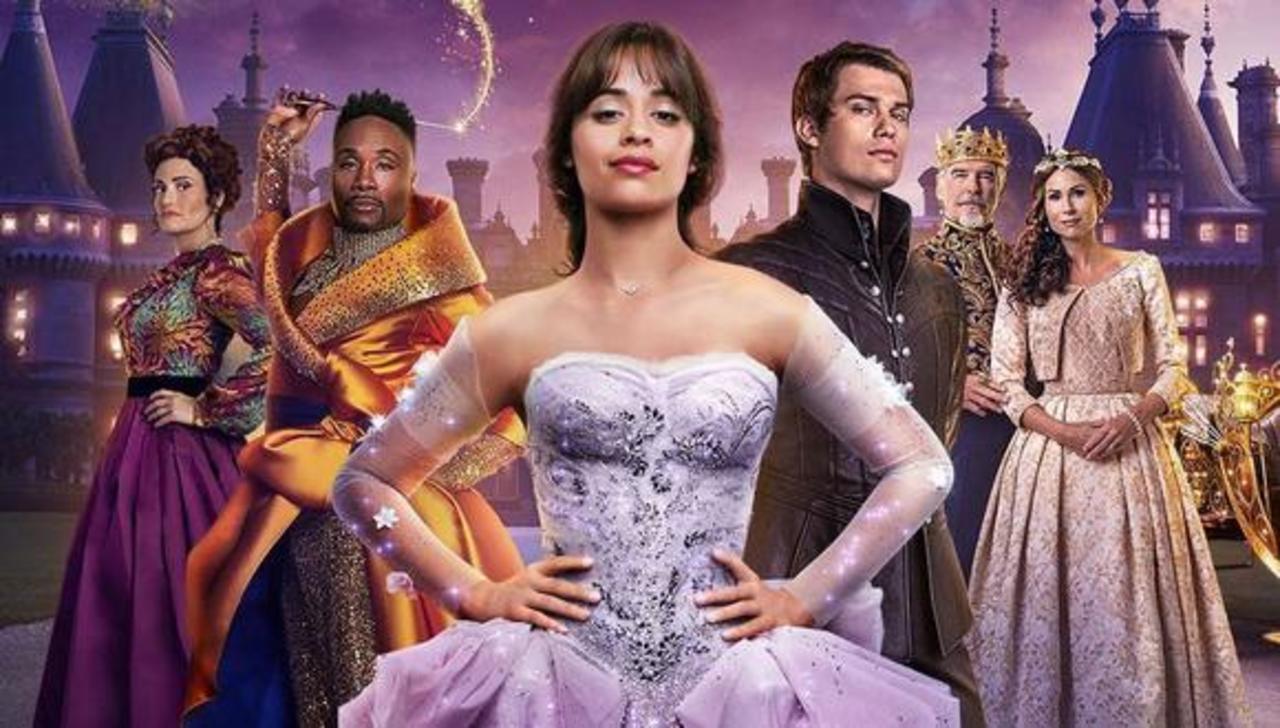 La nueva versión musical de Cinderella (Cenicienta), protagonizada por Camila Cabello y Nicholas Galitzine, es apta para el mundo actual. Sí, hay ratones que se convierten en lacayos, un baile y vestidos de princesa impresionantes, pero todo lo demás suena como recién salido de las noticias. (ESPECIAL) 