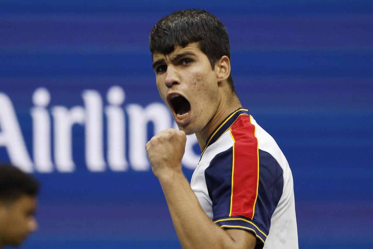  El español Carlos Alcaraz, 55 del mundo, venció este viernes por 6-3, 4-6, 7-6 (2), 0-6 y 7-6 (5) al griego Stefanos Tsitsipas, tercer cabeza de serie, y avanzó a la cuarta ronda del Abierto de Estados Unidos.
