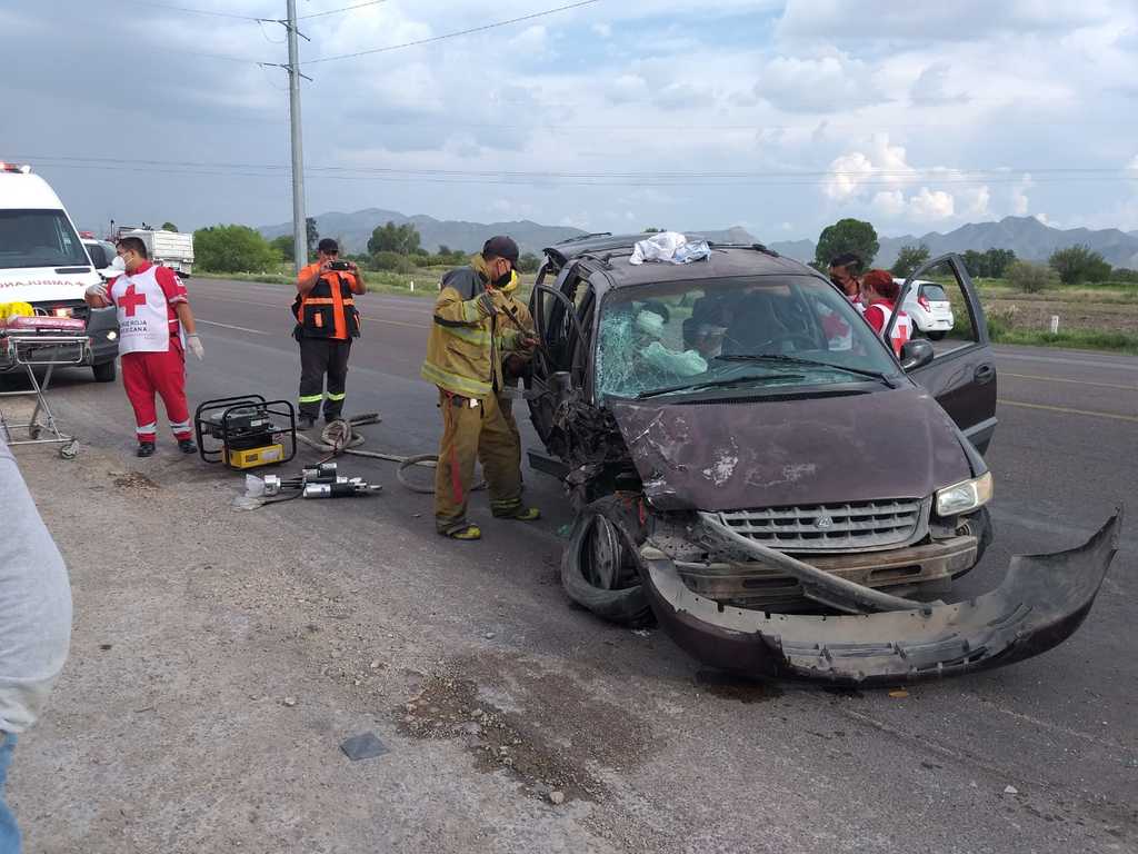 Los dos vehículos involucrados en el accidente resultaron muy dañados por el fuerte golpe.