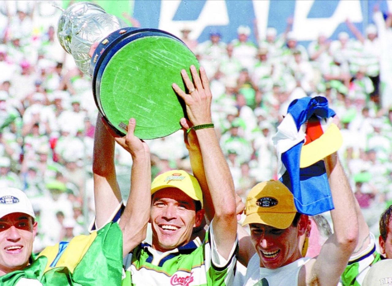 El histórico Jared Borgetti levanta el trofeo de campeón, luego de que los Guerreros vencieran a Pachuca en la final del Verano 2001 (ARCHIVO) 