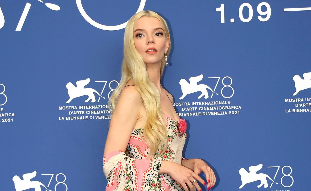 La actriz Anya Taylor-Joy se convierte en un fantasma en un Londres de los Sesenta invadido por la música y los bares en el thriller 'Last night in Soho', presentado hoy fuera de concurso en la Mostra de Venecia.  (ARCHIVO)  