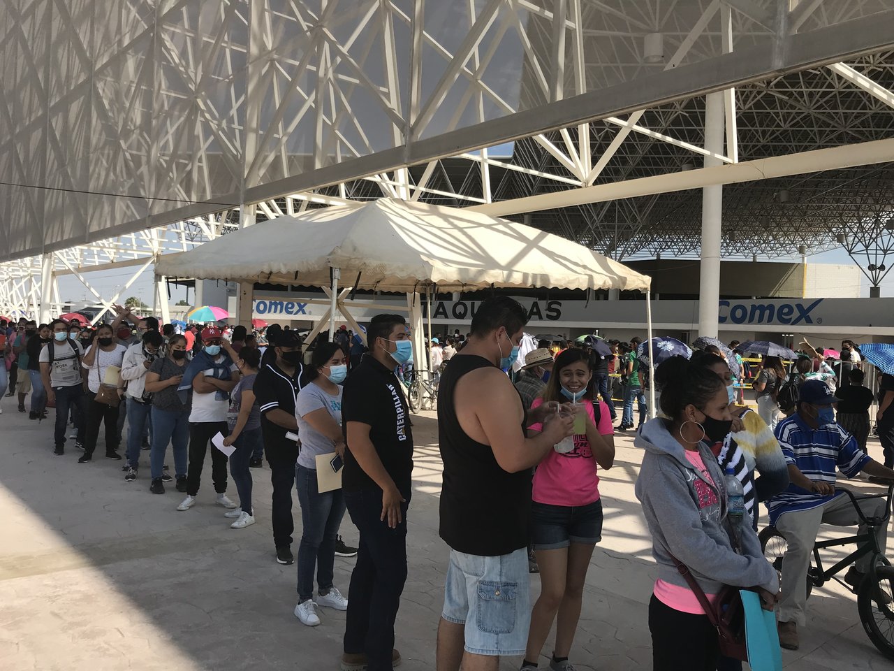 Comerciantes aprovechan gran afluencia en módulo de vacunación en Gómez Palacio