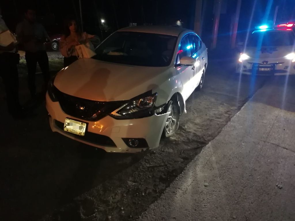 El vehículo Nissan Sentra resultó con daños tras impactar la cordonería que divide los carriles de circulación en el periférico de Torreón. (EL SIGLO DE TORREÓN)