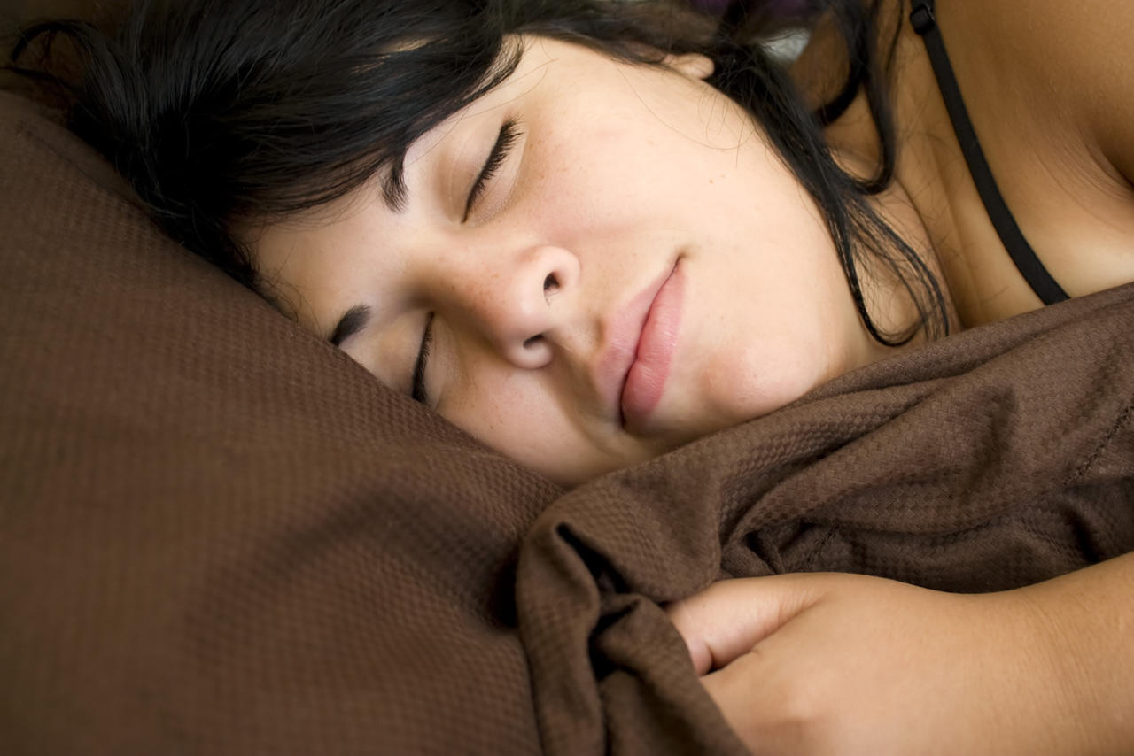 El dormir pocas horas durante la noche afecta directamente tu salud física y mental, ya que tu cerebro y tu cuerpo necesitan tomar un descanso que sea reparador de las rutinas diarias que llevas a cabo. (ARCHIVO)
