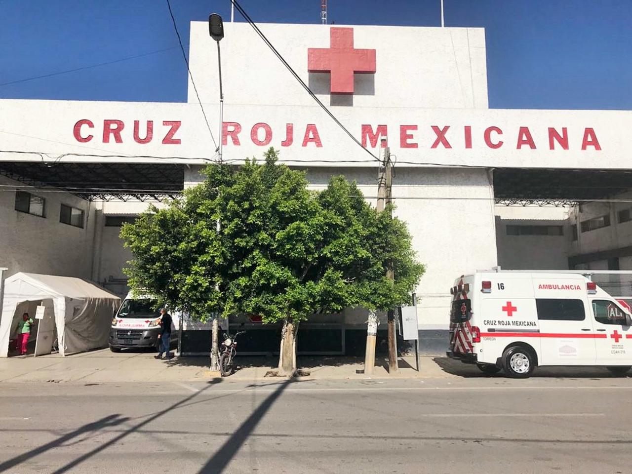 Paramédicos de la Cruz Roja acudieron al bulevar Laguna Sur, donde ya los esperaban los afectados, mismos que fueron trasladados al hospital de la institución. (EL SIGLO DE TORREÓN)