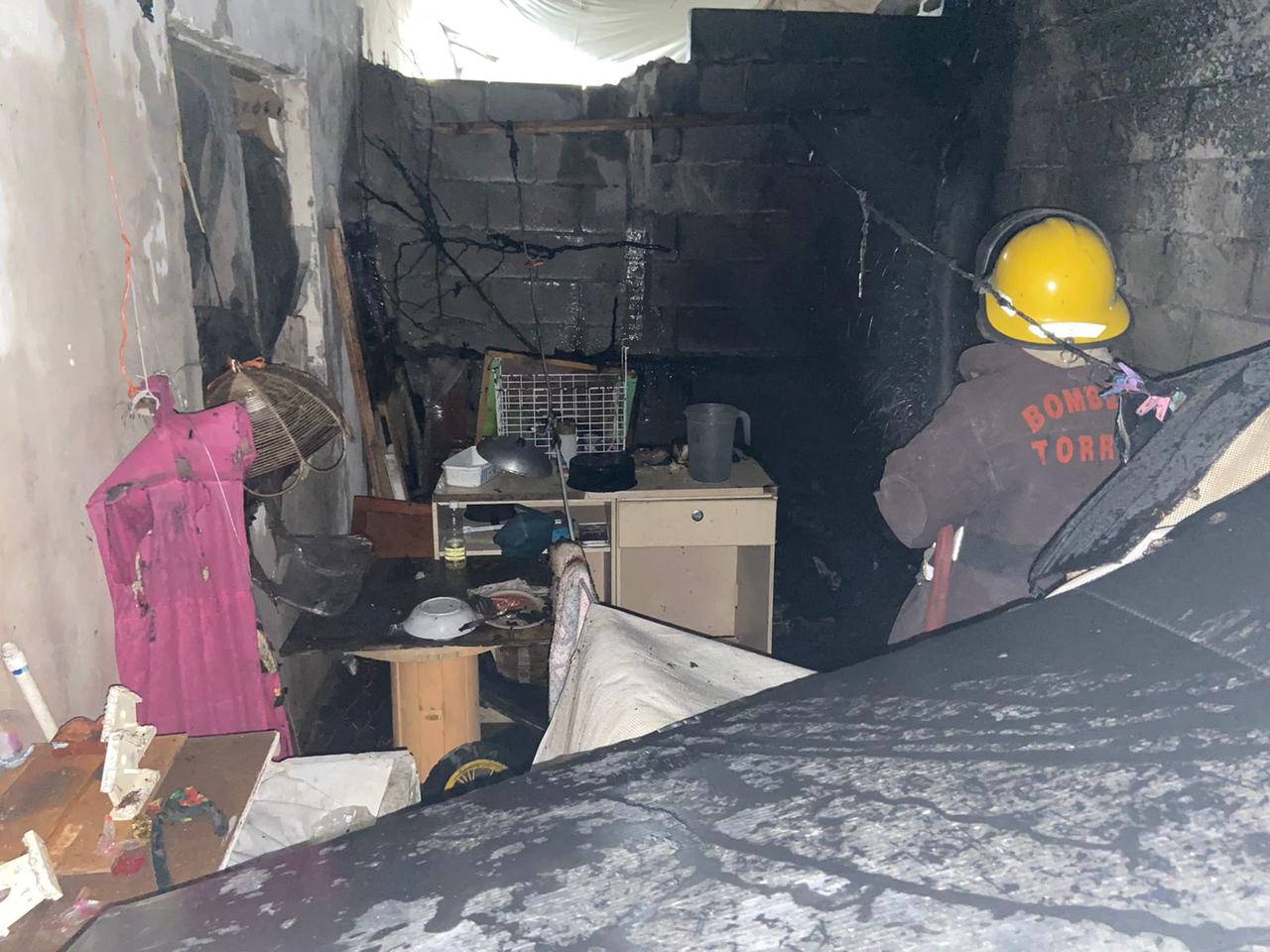 El fuego se generó en el patio de la casa, donde el propietario tenía acumulados muebles y algunos otros objetos de valor. (EL SIGLO DE TORREÓN)
