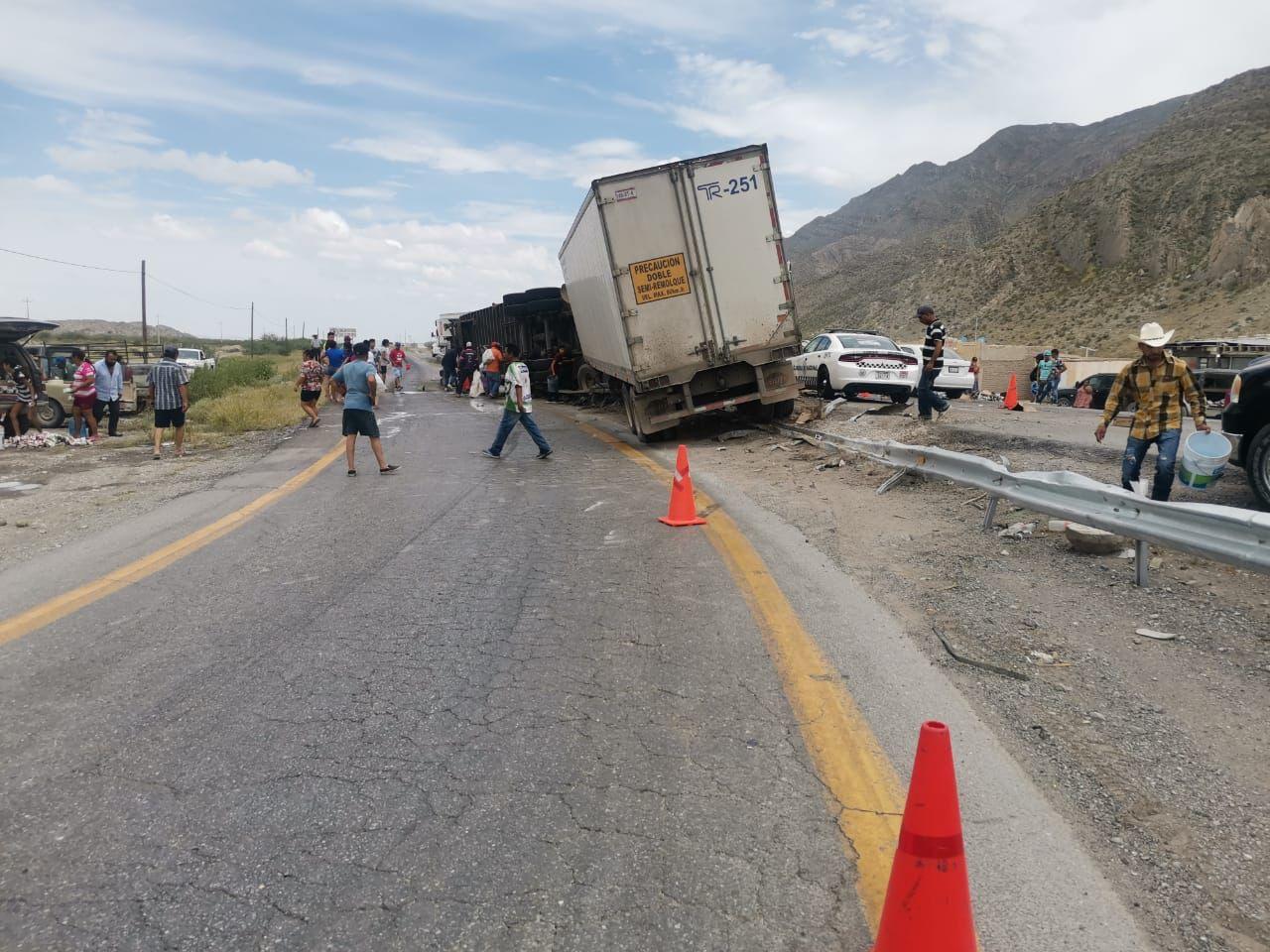 La tarde de este domingo se registró la volcadura de un tráiler cargado con leche sobre la carretera Saltillo-Torreón. (ARCHIVO) 

