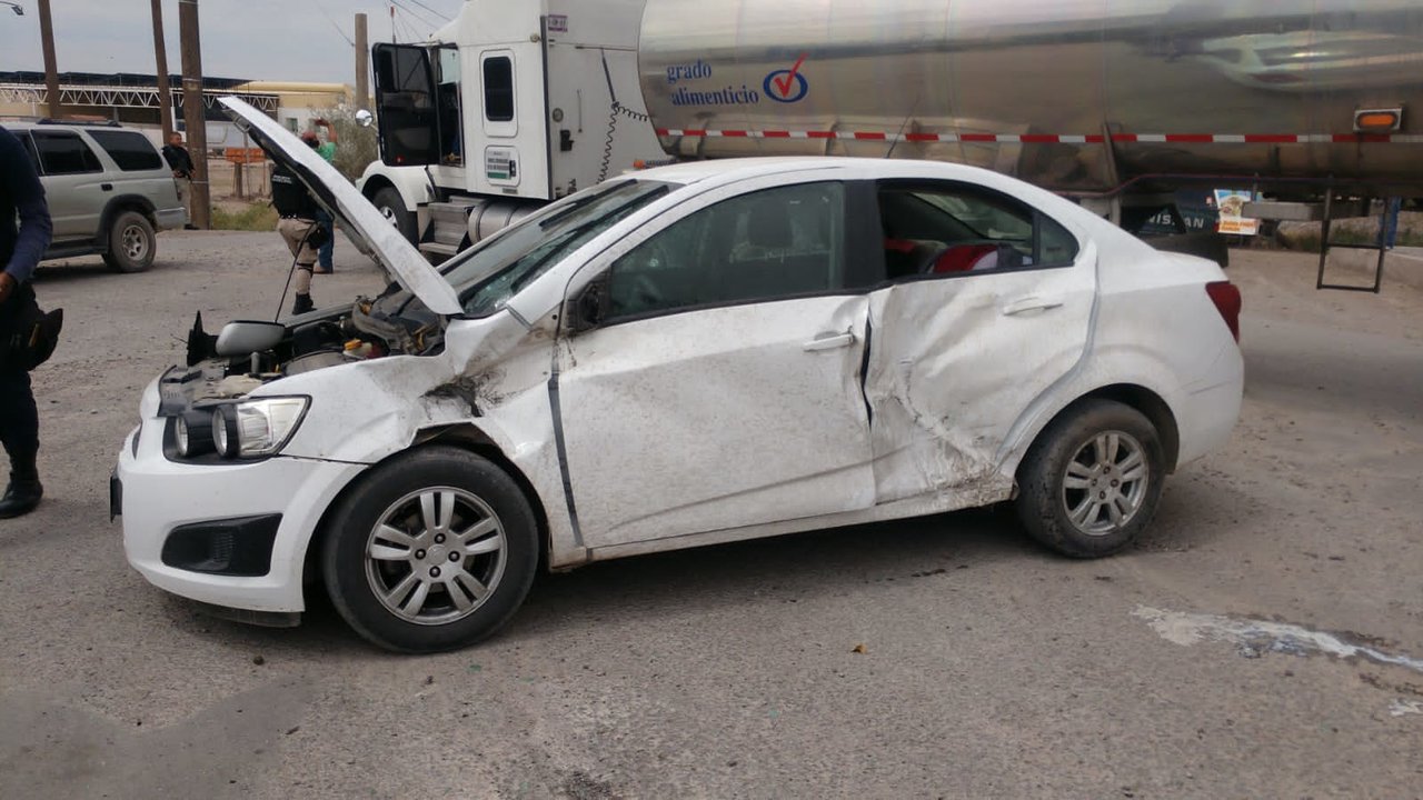 En el accidente también participó un vehículo sedán de la marca Chevrolet, color blanco, modelo 2019, el cual fue golpeado por el tráiler. (ARCHIVO) 