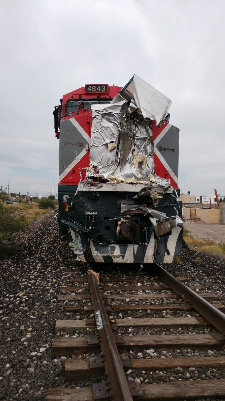 Los primeros peritajes indicaron que el segundo contenedor fue impactado por la máquina del ferrocarril al pasar las vías y arrastrado varios metros. (ARCHIVO) 