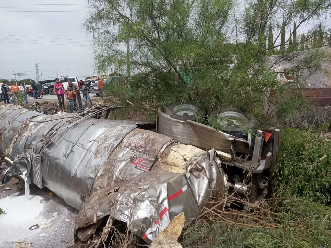 Una pipa cargada con leche fue impactada por el tren en el municipio de Francisco I. Madero, un vehículo sedán también resultó con daños tras el accidente. (ARCHIVO) 
