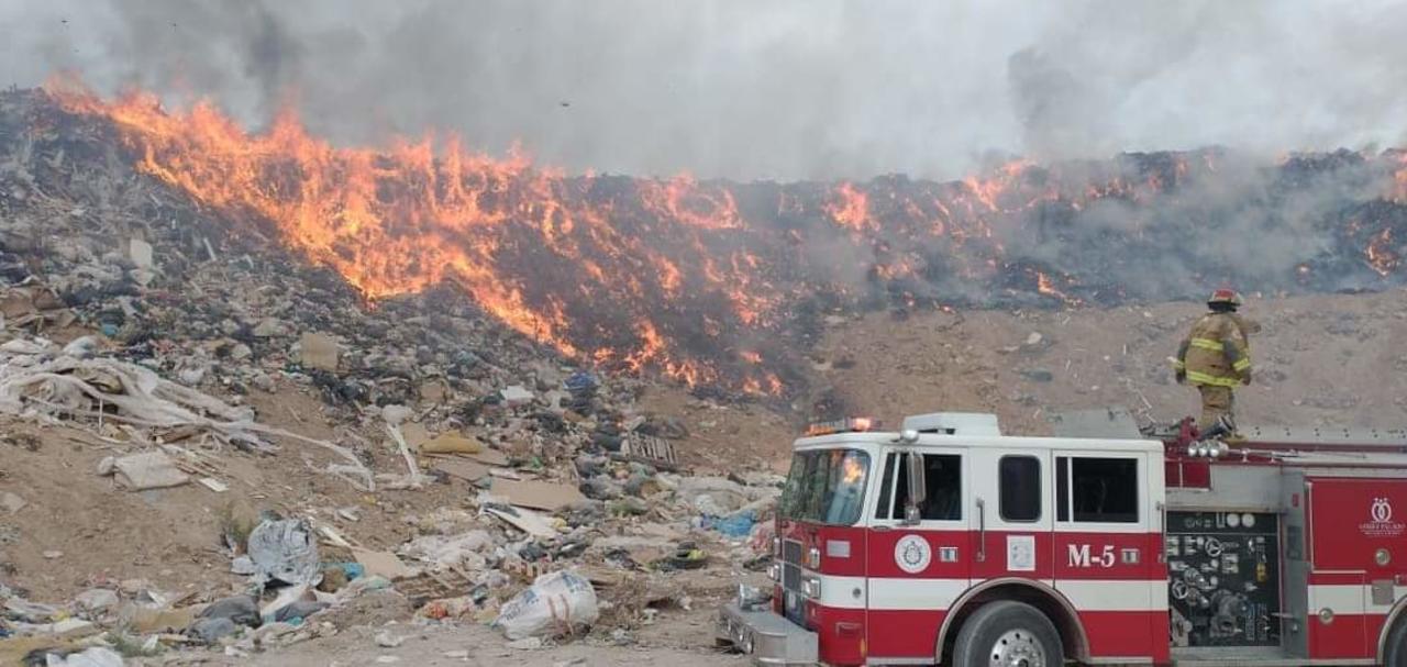 La mañana del domingo elementos del cuerpo de Bomberos y Protección de Civil de Gómez Palacio se movilizaron hasta el relleno sanitario. (ARCHIVO) 