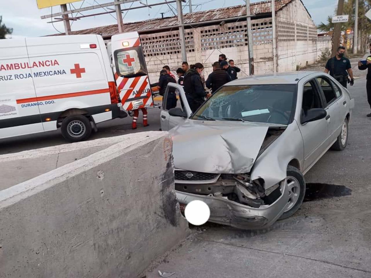 Mujer al volante pierde el control y se impacta contra el muro de concreto ubicado sobre la carretera Gómez Palacio Jiménez, la altura de la colonia Casa Blanca. (ARCHIVO) 
