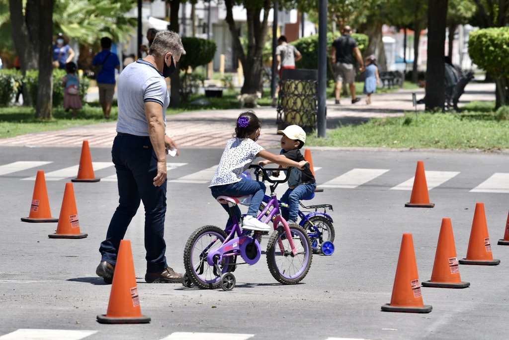Con el taller 'Bici-escuelita', la Dirección de Movilidad no Motorizada les enseña andar en bicicleta a los niños. (ARCHIVO)