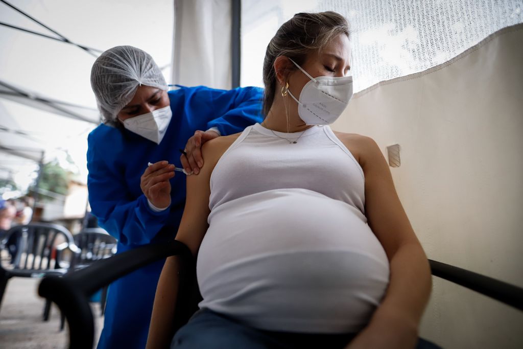 Es importante que las mujeres embarazadas y puérperas atiendan las medidas sanitarias para evitar contagios de COVID-19. (ARCHIVO)