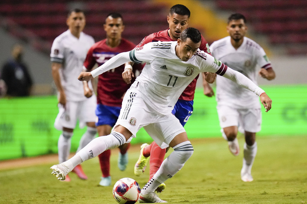 Rogelio Funes Mori falló una ocasión muy clara cuando el partido estaba 0-0; el delantero sigue sin convencer en la Selección Mexicana. (AP)