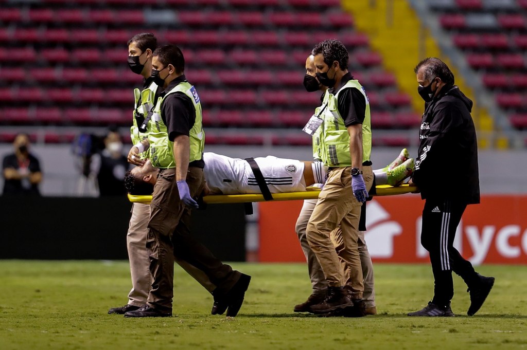 Una dura entrada provocó la salida de Alexis Vega en la primera parte; al delantero se le vio usando una bota ortopédica afuera del estadio. (AP)