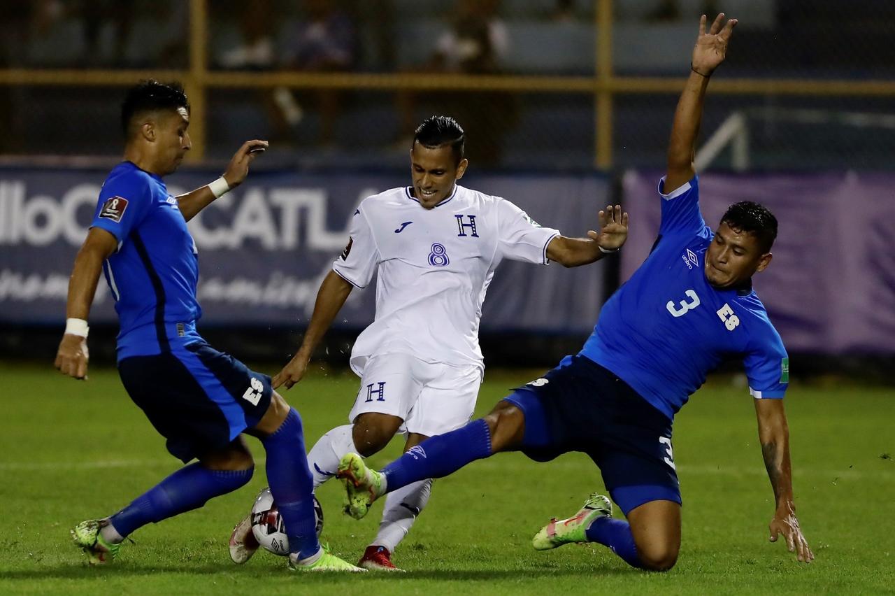 El Salvador y Honduras firmaron este domingo un empate 0-0, el segundo consecutivo para ambos en la eliminatoria de la Concacaf rumbo a Catar 2022 y que complica a los locales que no ganan ni anotan en casa. (ARCHIVO)
