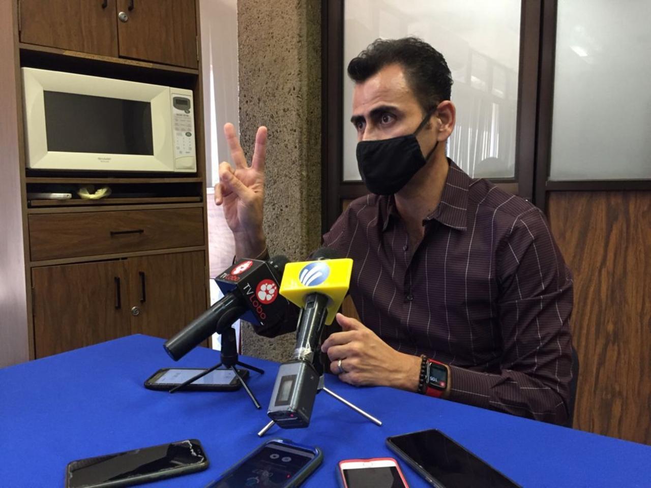 Cuitláhuac Valdés, subsecretario en la región, informó que dos casos nuevos fueron reportados este lunes de los cuales solo uno dio positivo al virus y el otro, pese a ser hermanos dio negativo a la prueba.
(EL SIGLO DE TORREÓN)