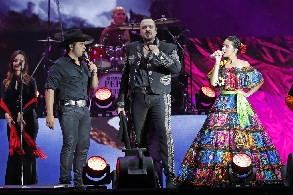 En familia. El cantante mexicano Pepe Aguilar declaró estar feliz de que su hijo Emiliano por fin haya regresado con su familia.