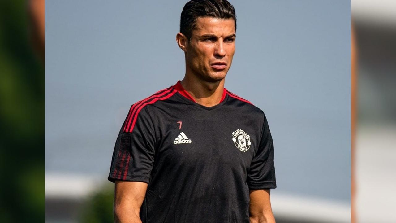 Cristiano Ronaldo se incorporó este martes por primera vez a los entrenamientos del Manchester United tras su fichaje por el club inglés y con el debut en el punto de mira este sábado contra el Newcastle United. (ESPECIAL)