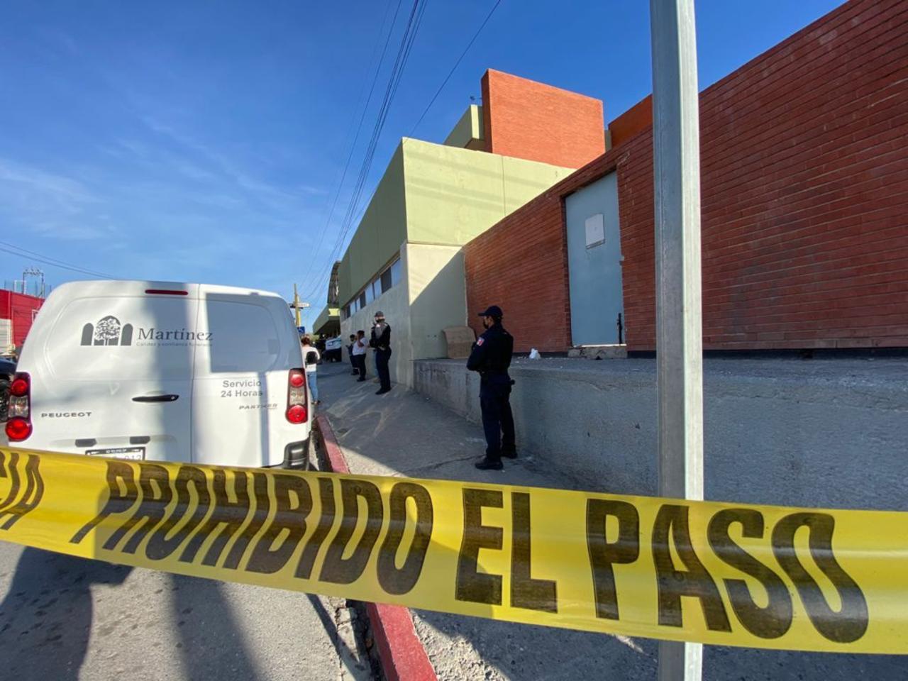 Elementos de la Policía Municipal de Saltillo acordonaron y cerraron la circulación de la bulevar Humberto Hinojosa, misma en la que se ubica la entrada al área de urgencias del nosocomio.

