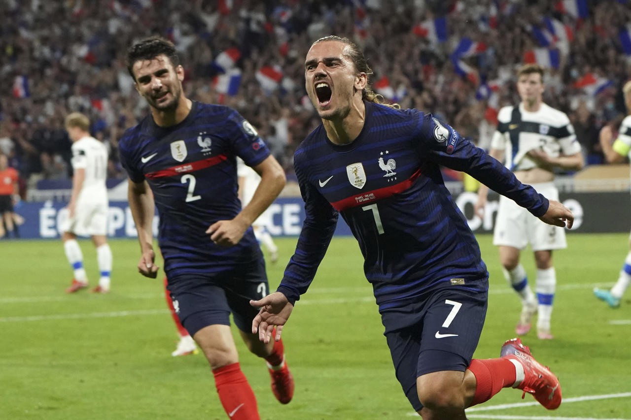 Antoine Griezman grita tras anotar el primer gol de Francia ante Finlandia en el partido por las eliminatorias de la Copa Mundial, el martes 7 de septiembre de 2021, en Lyon. (AP Foto/Laurent Cirpiani)