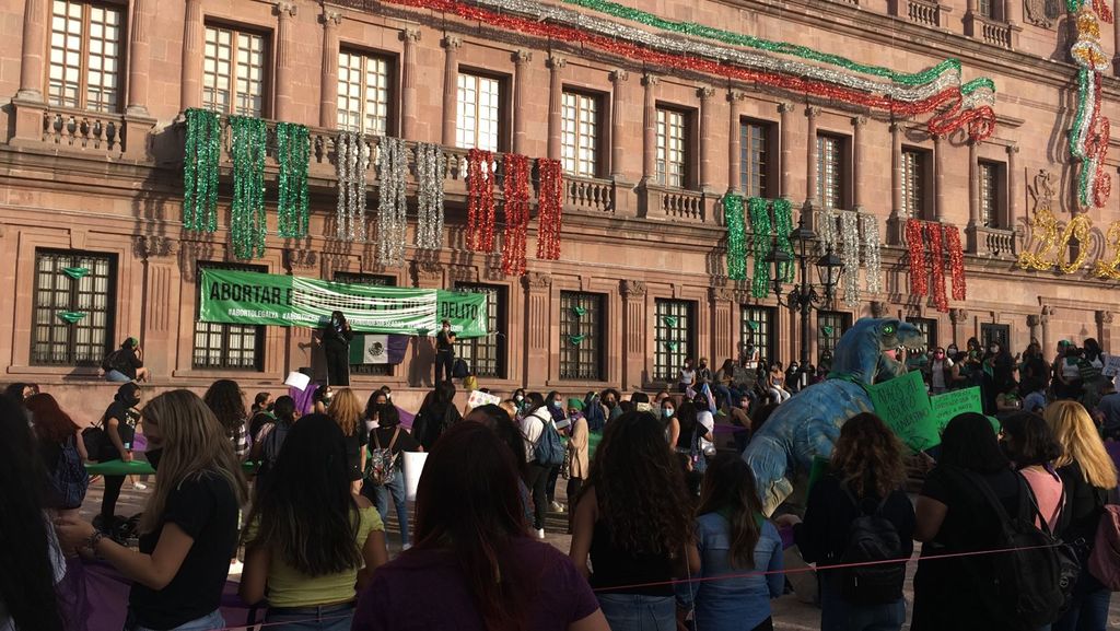 Ayer acudieron cientos de mujeres en la Plaza Tlaxcala a celebrar la despenalización del aborto.