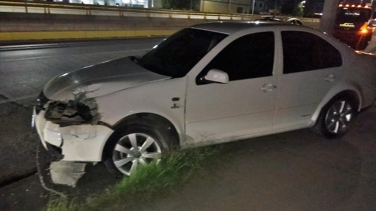 Conductor Abandona Su Vehículo Tras Impactarse Contra El Poste De Una Luminaria En Torreón El 7692