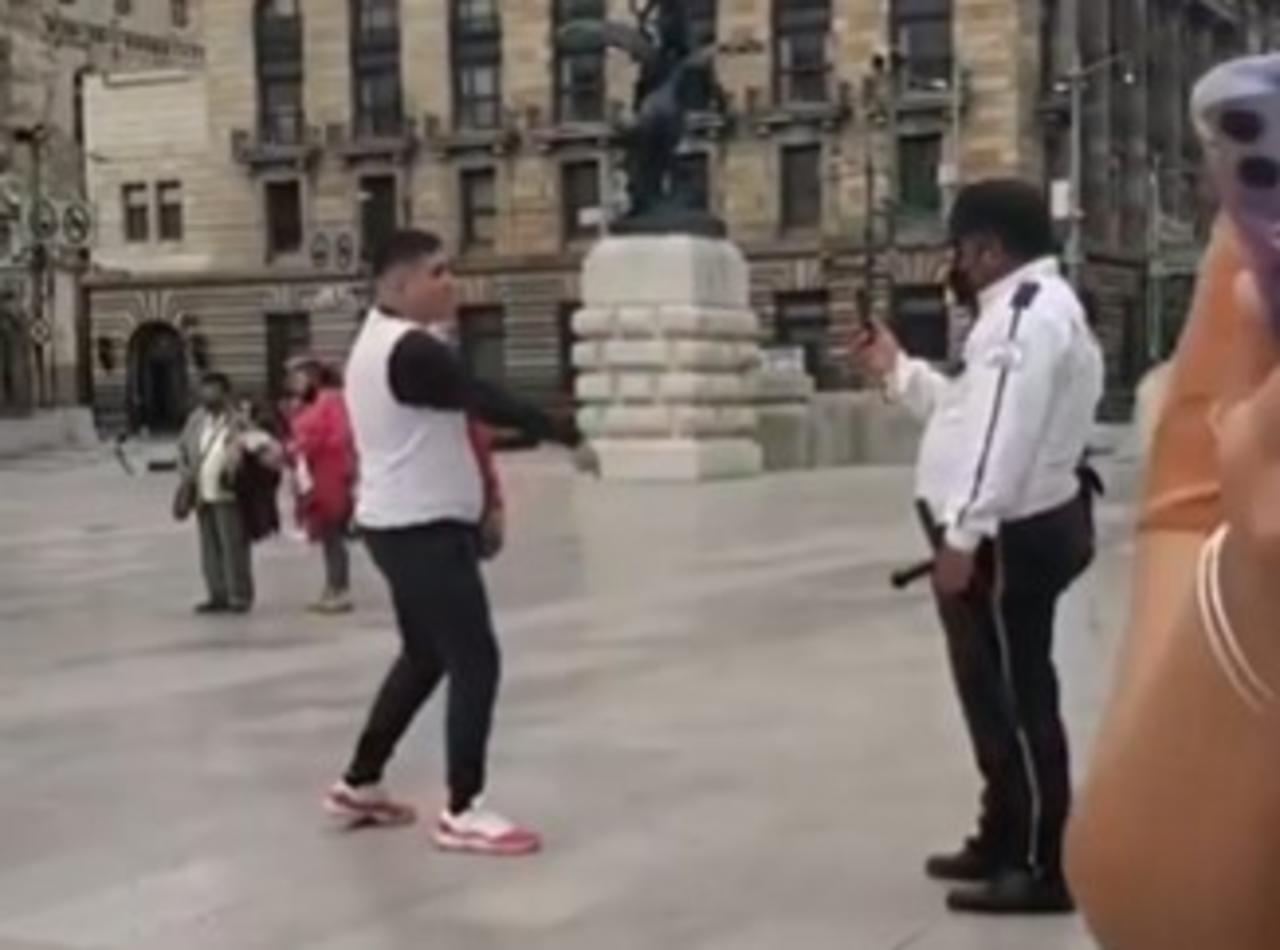 A través de la exitosa cuenta de contenido viral conocida como 'Memelas de Orizaba' se compartió un video donde aparece un presunto 'tiktoker' siendo grabado por un policía haciendo una rutina de baile.