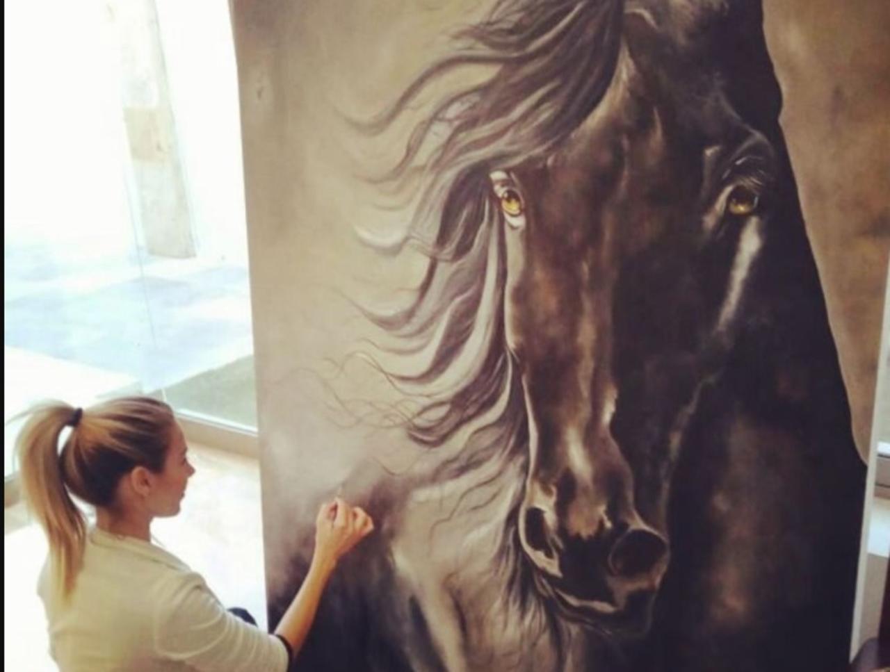 Con una inspiración montada en su pasión por los caballos, Alejandra Garza Gutiérrez acentuó su interés por el arte durante una estancia universitaria en San Sebastián, España.