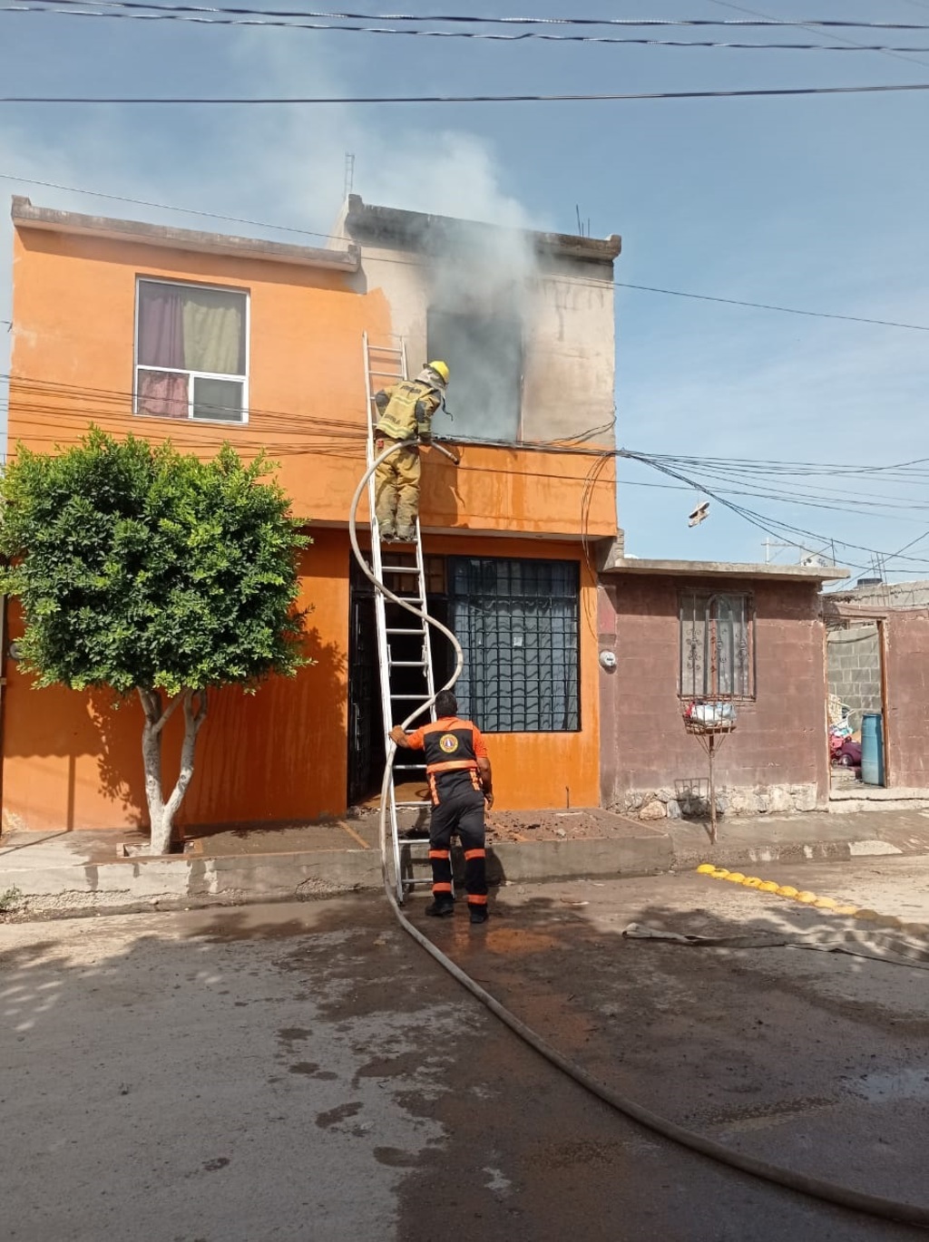 Se incendia la habitación de una vivienda ubicada en Lerdo; cortocircuito fue la posible causa. (EL SIGLO DE TORREÓN)