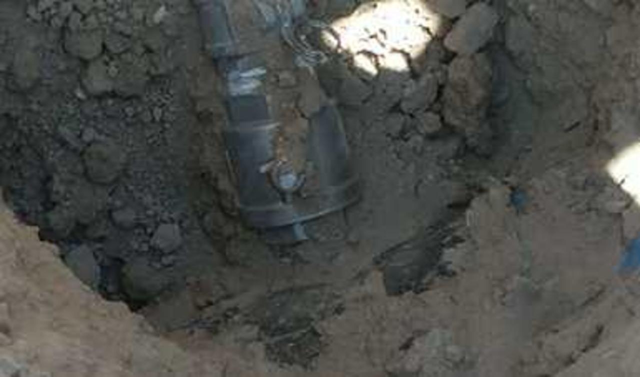 Cerca del Ejido Hipólito, los guardias nacionales localizaron la excavación ilegal donde encontraron una válvula de la que presumiblemente se extraía de manera clandestina, el combustible de los poliductos de Pemex.