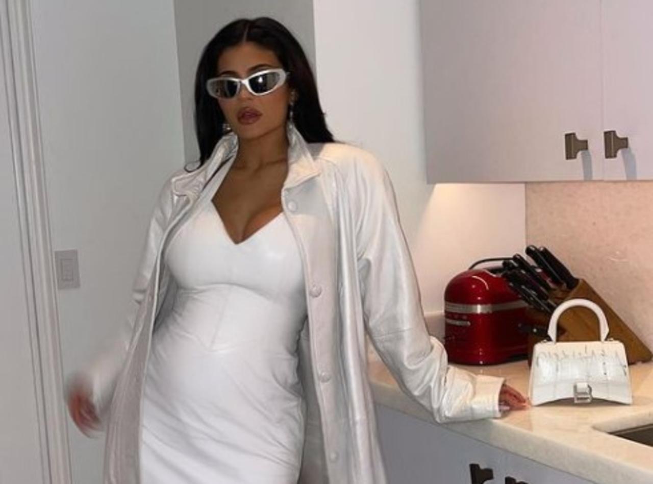 Con un glamuroso look, la influencer y modelo de Los Ángeles, California, Kylie Jenner presumió en su cuenta de Instagram su figura de embarazo que estuvo escondiendo durante algunas semanas.
