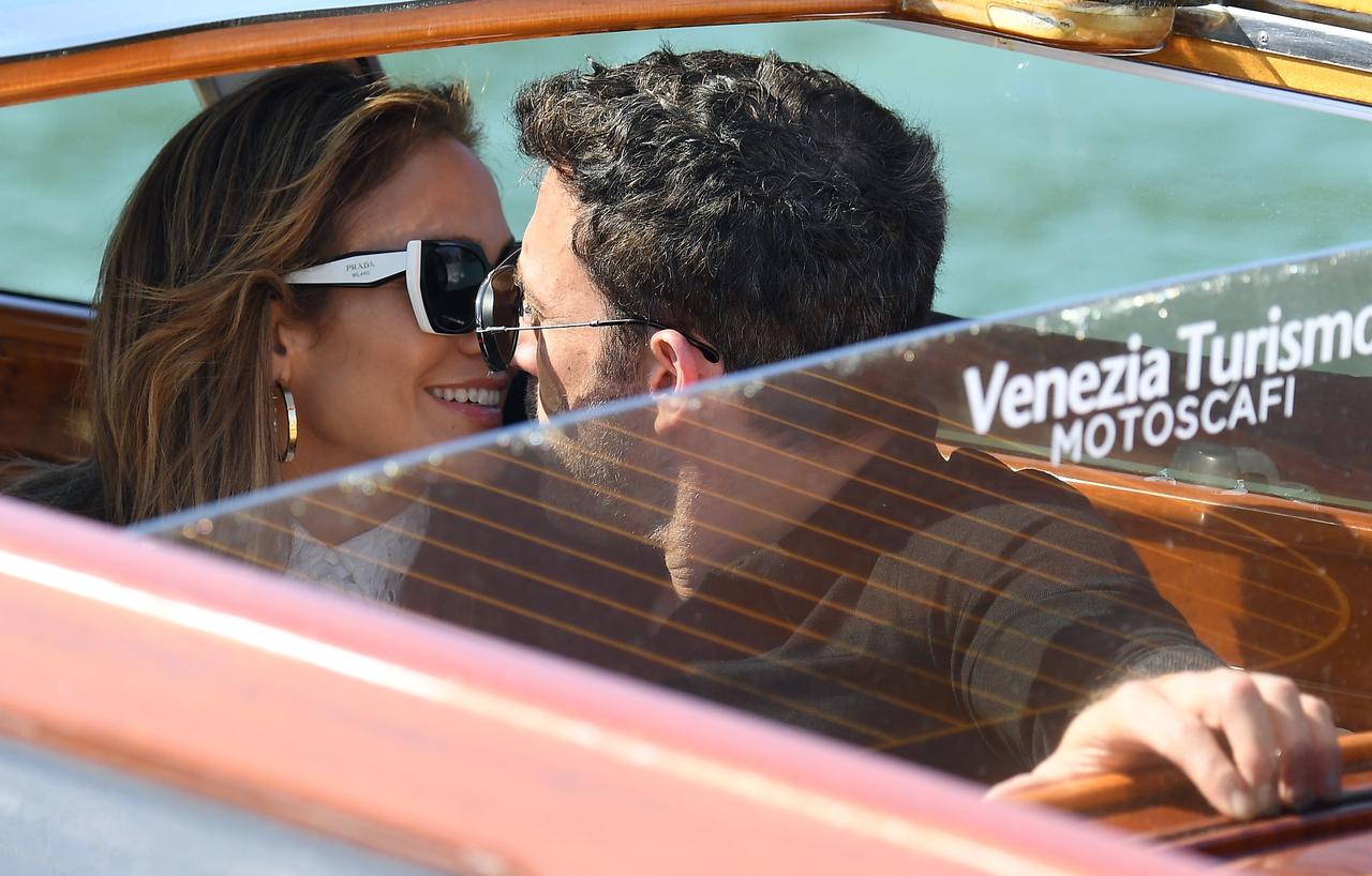 Ben Affleck y Jennifer Lopez, la pareja del verano, ha desembarcado esta tarde en el Lido, donde mañana asistirán a la presentación en el Festival de Venecia, fuera de concurso, de la película 'The Last Duel' ('El último duelo'), de Ridley Scott. (ARCHIVO) 